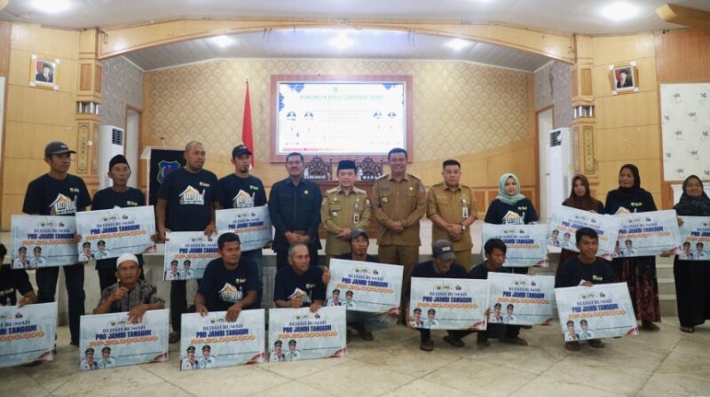 Gubernur Al Haris dan Wabup Katamso Bawa Paket Bantuan Besar untuk Warga Tanjab Barat