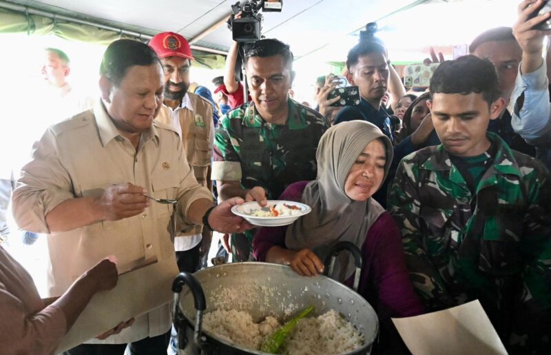 Presiden Prabowo Tinjau Pengungsian di Bireuen, Santap Makan Siang Bersama Warga