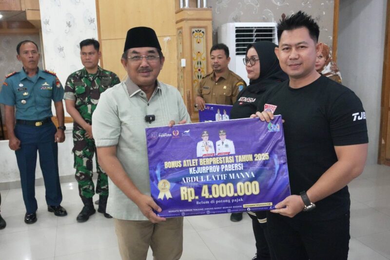 Bupati Anwar Sadat Beri Bonus Atlet dan Pelatih Berprestasi Tanjab Barat
