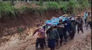 Viral! Warga Kerinci Tandu Jenazah 10 Km Lewati Jalan Lumpur