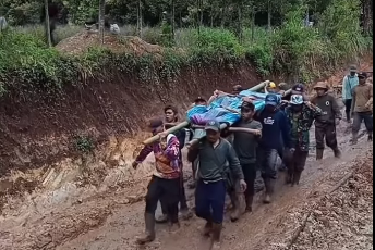 Viral! Warga Kerinci Tandu Jenazah 10 Km Lewati Jalan Lumpur