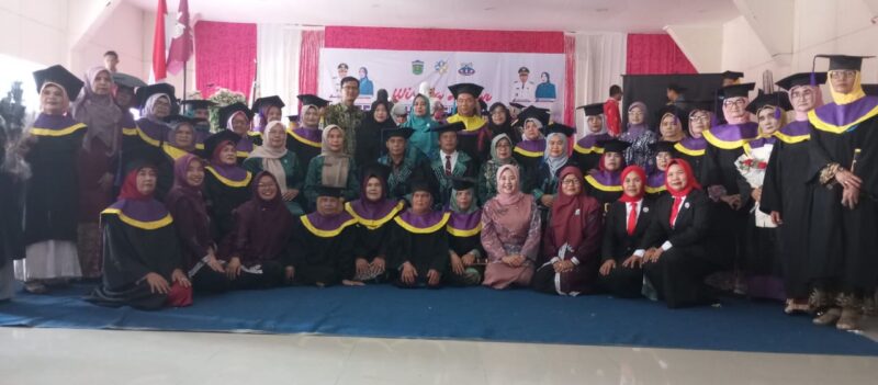 Tak Kenal Usia, Ratusan Lansia Sungai Penuh Resmi Diwisuda