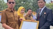 Gunardi saat menerima penghargaan acara peringatan HKN ke 61 Kota Sungai Penuh
