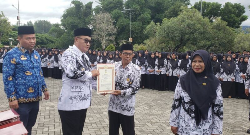 HUT PGRI ke-80, Wako Alfin Tegaskan Perubahan Pendidikan dan Serahkan Beasiswa