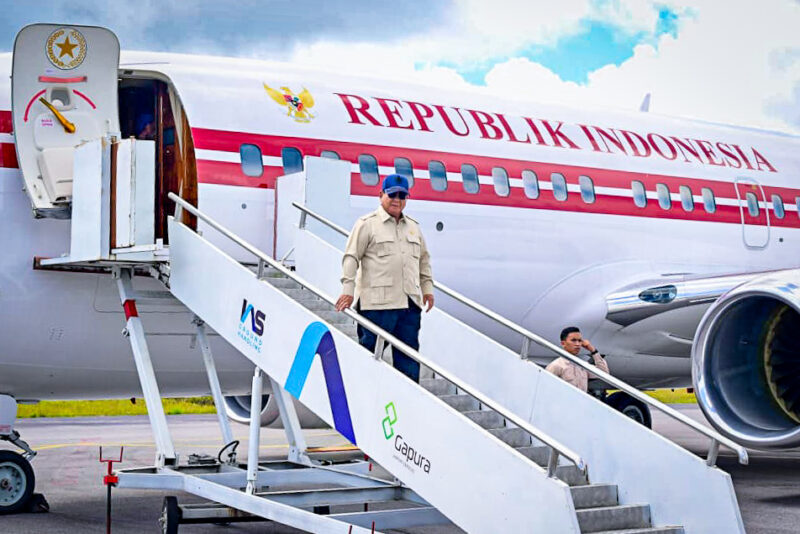 Presiden Prabowo beserta rombongan terbatas tiba di Bandara Raja Sisingamangaraja XII, Kabupaten Tapanuli Utara, Provinsi Sumatra Utara Rabu, 31/12/25 (Foto: BPMI Setpres)