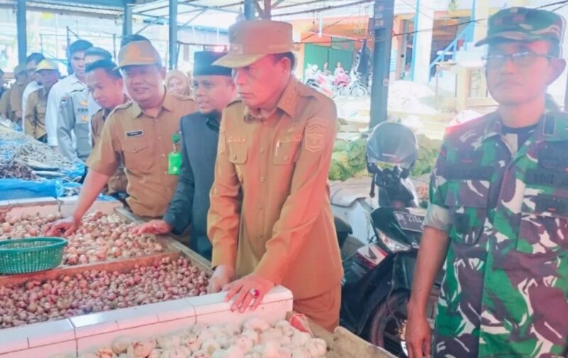 Wakil Wali Kota Sungai Penuh Azhar Hamzah meninjau harga dan ketersediaan bahan pokok pangan di Pasar Tanjung Bajure  (Hms)