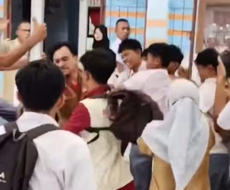 Viral, Guru SMK Tanjab Timur Dikeroyok Siswa