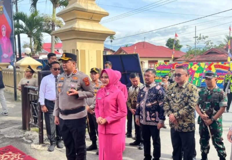 Wali Kota Sungai Penuh Alfin, SH dan Bupati Kerinci Monadi menyambut Kapolres Kerinci yang baru, AKBP Ramadhanil, S.H., S.I.K., M.H., di halaman Mapolres Kerinci, Sabtu (17/1).