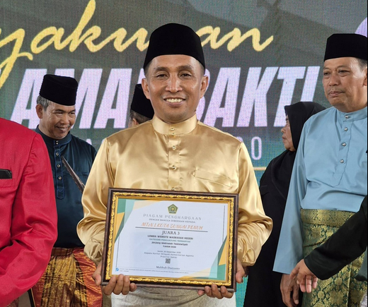 MTsN 1 Kota Sungai Penuh meraih dua penghargaan di HAB Kemenag Provinsi Jambi 2026. Soni Indra syukuri kerja sama guru, siswa, dan orang tua.