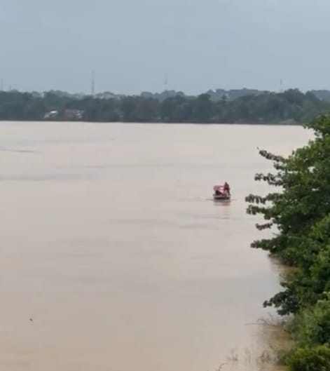 Tim SAR sedang mencari seorang wanita yang diduga terjun dari Jembaran Aurduri I (tangkapan layar video tribunjambi.com)
