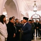 Presiden Republik Indonesia Prabowo Subianto tiba di hotel tempatnya bermalam selama kunjungan kerja di London, Inggris, pada Minggu, 18 Januari 2026. (Foto: BPMI Setpres)