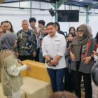 Sekretaris Kabinet Teddy Indra Wijaya bersama Menteri Ketenagakerjaan Prof. Yassierli meninjau pelaksanaan Program Magang Nasional (27/1/2026) (Foto.dok Setkab)