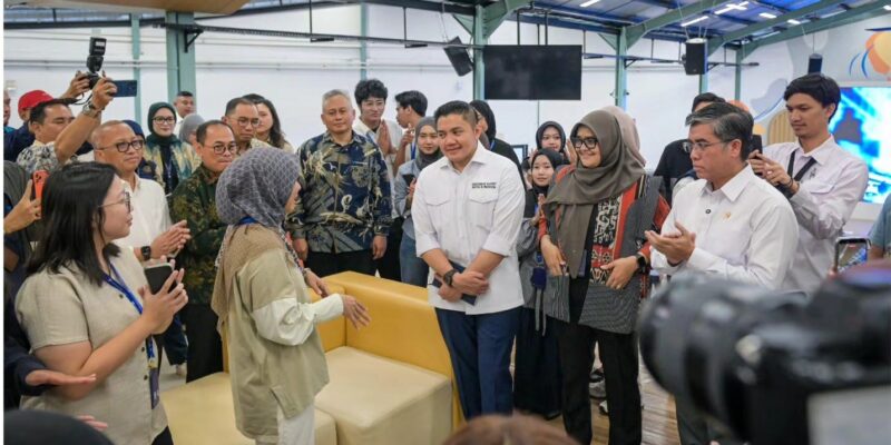 Sekretaris Kabinet Teddy Indra Wijaya bersama Menteri Ketenagakerjaan Prof. Yassierli meninjau pelaksanaan Program Magang Nasional (27/1/2026) (Foto.dok Setkab)