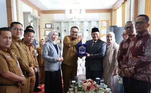 Wali Kota Sungai Penuh Alfin, SH menerima langsung kunjungan kerja Wali Kota Jambi Dr. dr. Maulana, M.K.M di Kota Sungai Penuh, Senin (26/1/26)