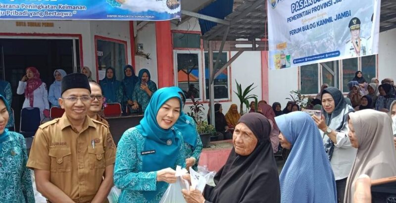 Ketua TP PKK Sri Kartini Alfin meninjau pelaksanaan pasar murah di Kota Sungai Penuh, Selasa (24/2/2026).