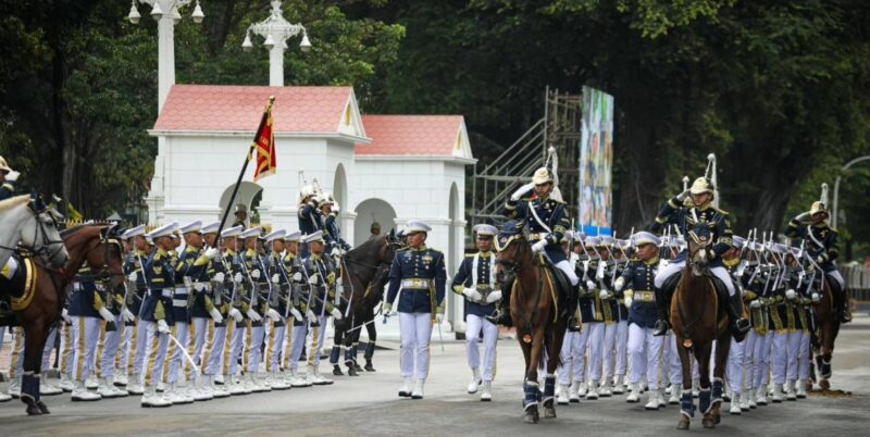 Satuan Paspampres menggelar upacara serah terima pengawal Istana Kepresidenan setiap Minggu 
