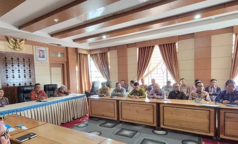 Wali Kota Sungai Penuh, Alfin menghadiri entry meeting pemeriksaan interim Laporan Keuangan Pemerintah Daerah (LKPD), Kamis (19/2/2026).
