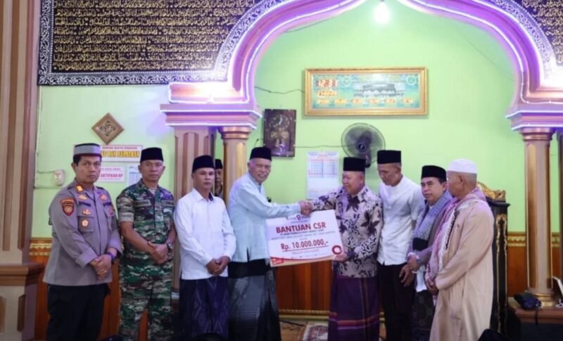 Safari Jum’at Ramadan Sungai Penuh: Wawako Azhar Serahkan CSR Bank Jambi Rp10 Juta
