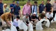 Gubernur Al Haris dan Bupati Monadi Tinjau Pintu Air PLTA Kerinci dan Tebar Benih Ikan di Sungai Batang Merao