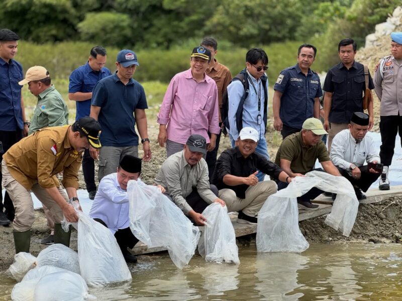 Gubernur Al Haris dan Bupati Monadi Tinjau Pintu Air PLTA Kerinci dan Tebar Benih Ikan di Sungai Batang Merao