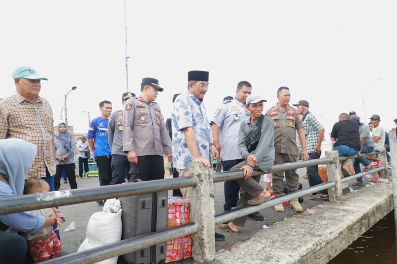 Anwar Sadat memantau lonjakan arus balik Lebaran di Pelabuhan LLASDP Kuala Tungkal, Jumat (27/03).