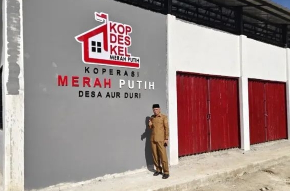 Azhar Hamzah meninjau pembangunan gudang/gerai Koperasi Merah Putih (KMP), Senin (2/4/26)