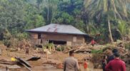Lima Rumah Hanyut, Bupati Syukur Tinjau dan Beri Bantuan