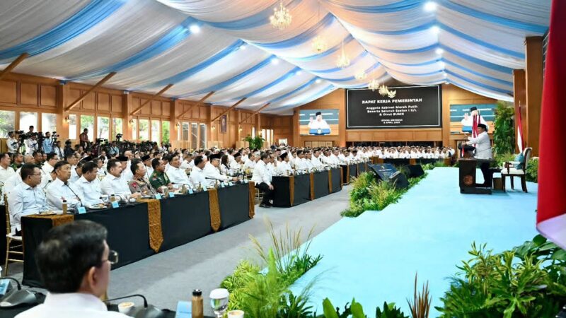 Prabowo Subianto dan jajaran Kabinet Merah Putih rapat di Istana Merdeka 8 April 2026