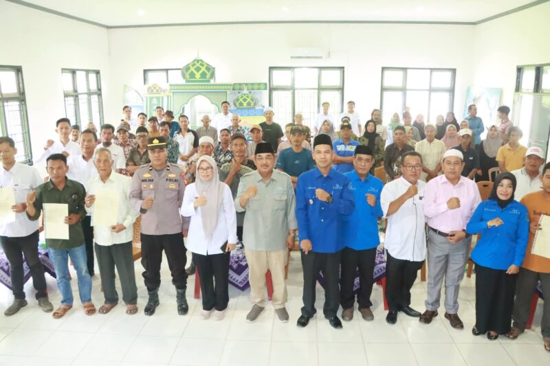 Bupati Tanjab Barat Serahkan 71 Sertifikat Tanah