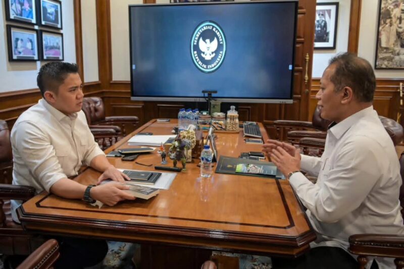 Sekretaris Kabinet Teddy Indra Wijaya menerima Menteri Koperasi Ferry Juliantono di Kantor Sekretariat Kabinet, Jakarta, Senin (20/4/2026)