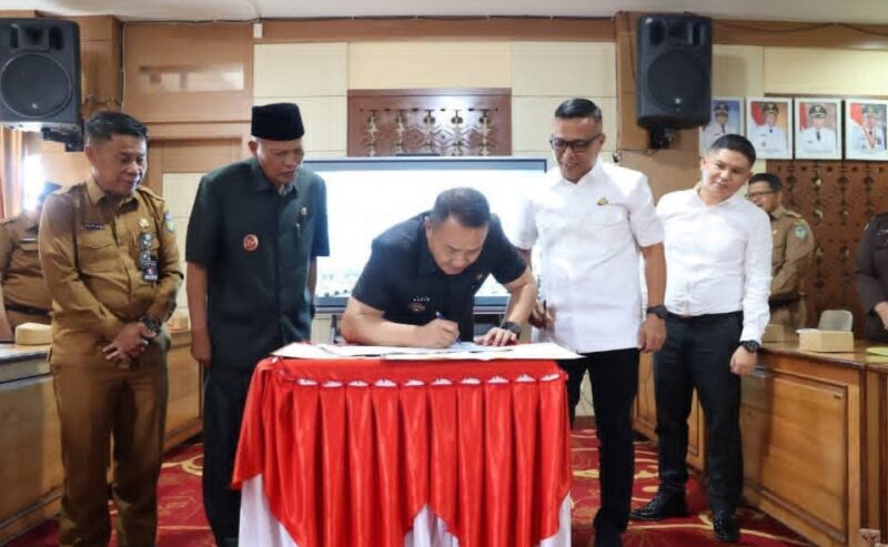 Wali Kota Sungai Penuh, Alfin, SH menandatangani langsung MoU bersama Kepala Kejaksaan Negeri Sungai Penuh
