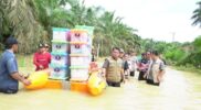Wakil Bupati Tebo Salurkan Bantuan Banjir di Lubuk Mandarsah