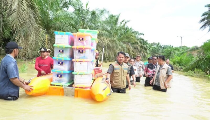 Wakil Bupati Tebo Salurkan Bantuan Banjir di Lubuk Mandarsah