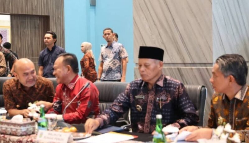 Wawako Sungai Penuh Hadiri RUPSLB Bank Jambi