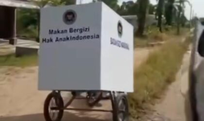 Video Viral Pegawai SPPG Latihan Dorong Gerobak MBG