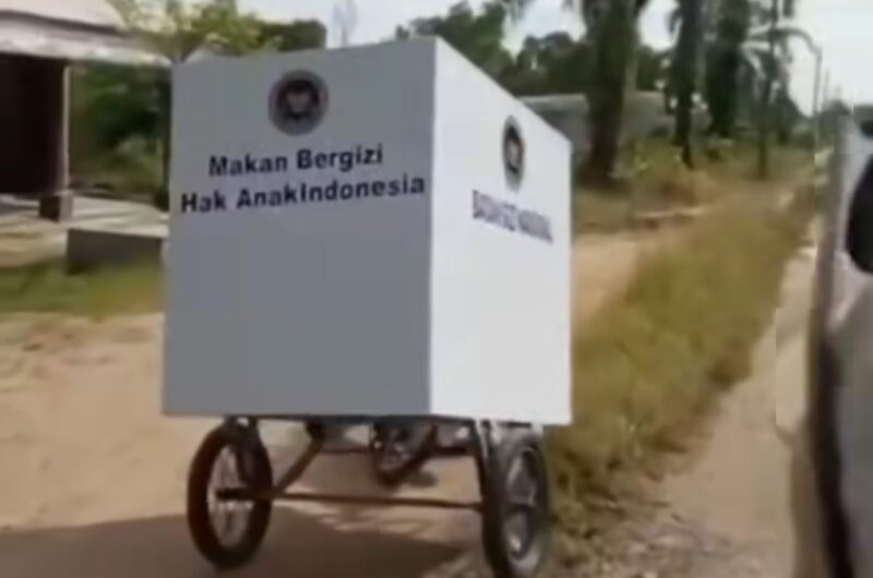 Video Viral Pegawai SPPG Latihan Dorong Gerobak MBG