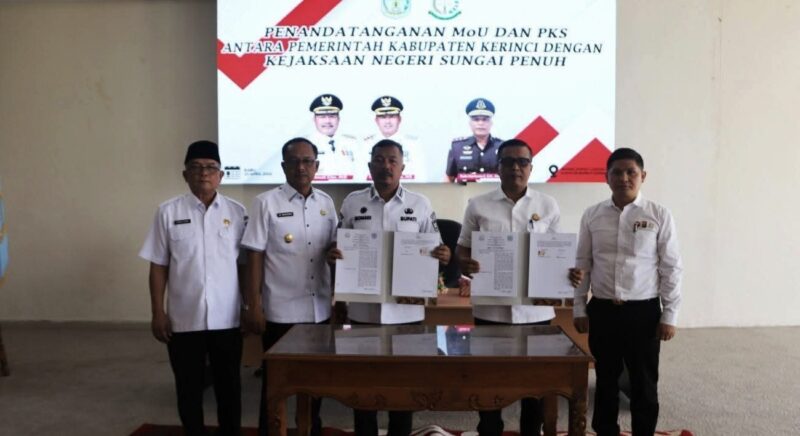 Pemerintah Kabupaten Kerinci terus memperkuat langkah menuju tata kelola pemerintahan desa yang modern dan berbasis teknologi. Hal tersebut ditandai dengan kegiatan Penandatanganan Komitmen Bersama Percepatan 