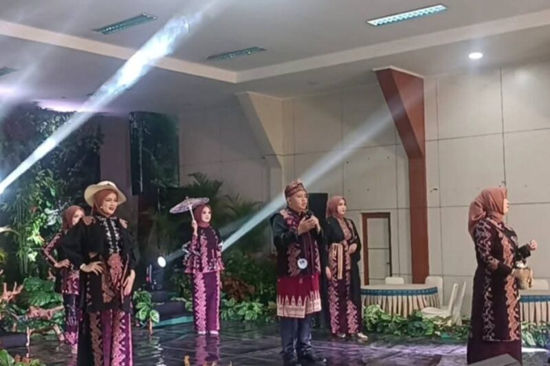 Semarak Parade Batik dan Lagu Daerah di Sungai Penuh