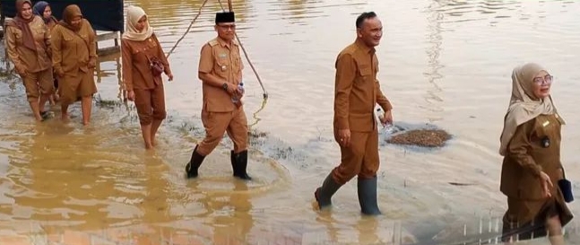 Pemkab Sarolangun Tinjau Banjir dan Beri Bantuan