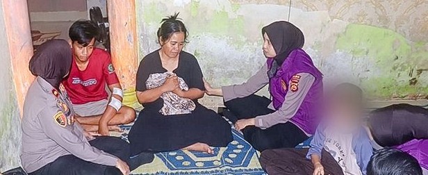 Pendekatan Humanis Polda Jambi terhadap anak dan istri korban (Foto Polda Jambi)