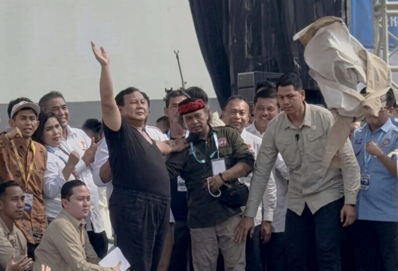 Prabowo Lempar Baju di Monas, Buruh Riuh