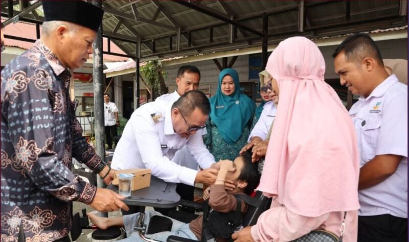 Pemkot Sungai Penuh Salurkan Bantuan  Disabilitas dan Lansia
