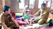 Bupati Monadi Serahkan Kursi Roda dan Bantuan Lansia di Siulak