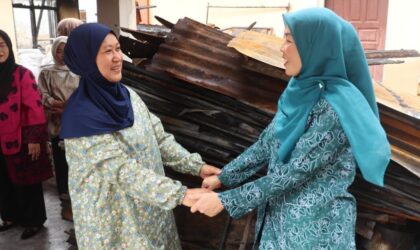 Ketua TP-PKK Sungai Penuh Rangkul Korban Kebakaran Koto Tinggi, Warga Terharu