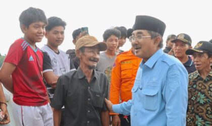 Bupati Anwar Sadat Tinjau Pencarian Korban Hilang di Sungai Landak