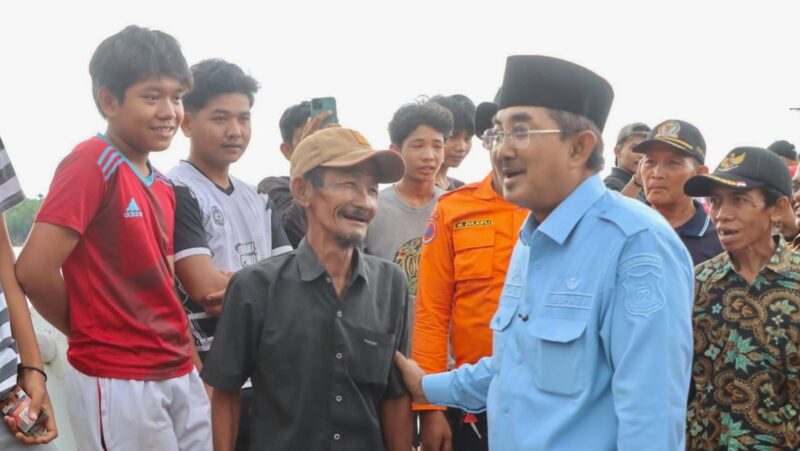 Bupati Anwar Sadat Tinjau Pencarian Korban Hilang di Sungai Landak