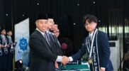 Ahmad Salman Al-Makkiy, siswa MAN IC Serpong (kiri) dan Kepala MAN IC Serpong Hilal Najmi (kanan)