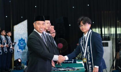 Ahmad Salman Al-Makkiy, siswa MAN IC Serpong (kiri) dan Kepala MAN IC Serpong Hilal Najmi (kanan)