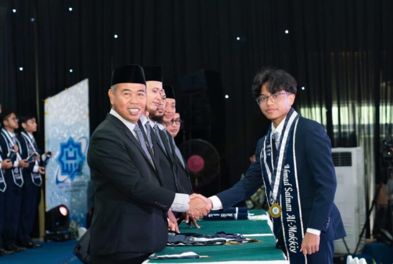 Ahmad Salman Al-Makkiy, siswa MAN IC Serpong (kiri) dan Kepala MAN IC Serpong Hilal Najmi (kanan) (Foto Kemanag)