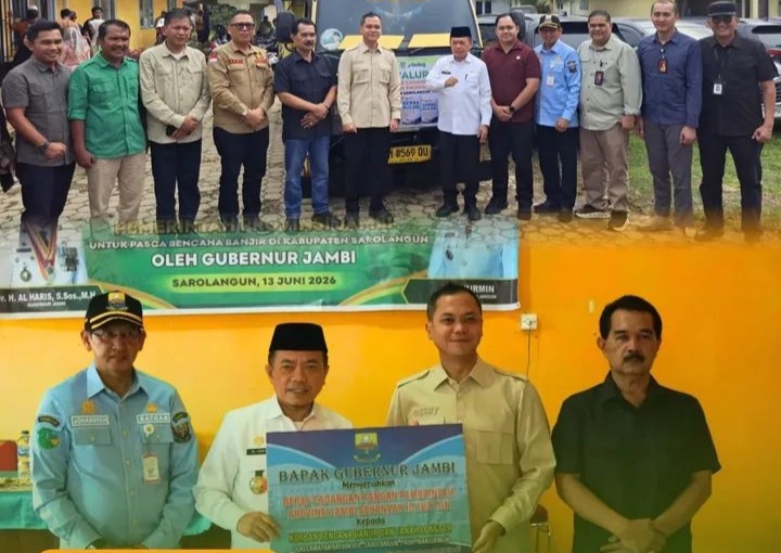 Pemprov Salurkan 11 Ton Beras untuk Korban Banjir di Sarolangun